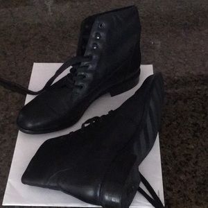 Ladies black leather boots size 6 medium